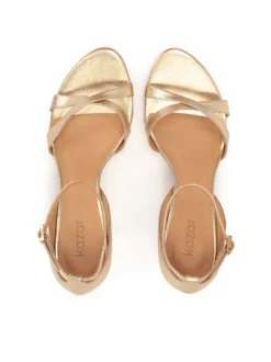 Złote sandały z dwoma krzyżującymi się paskami